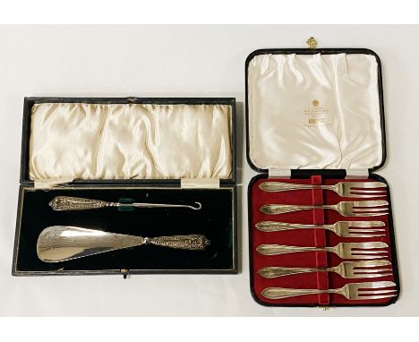 CASED HM SILVER CAKE FORK SET WITH HM SILVER HANDLED CASED SHOE HORN / LACE PULLER