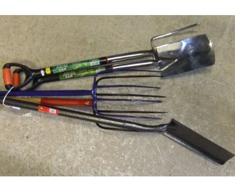 A border fork and spade, a long and a short manure fork and a fence hole digging spade *