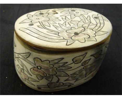A horn snuff box decorated with flowers