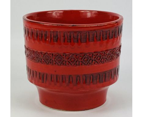 An Aldo Londi Bitossi Rimini red decorative ceramic planter, 17.5cms top rim diameter x 15cms high. Estimate £20-40.