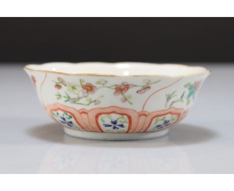 Porcelain bowl with floral decoration - Weight:  117 g - Region: Chine - Sizes: H 45 mm D 122 mm - Condition: at first sight 