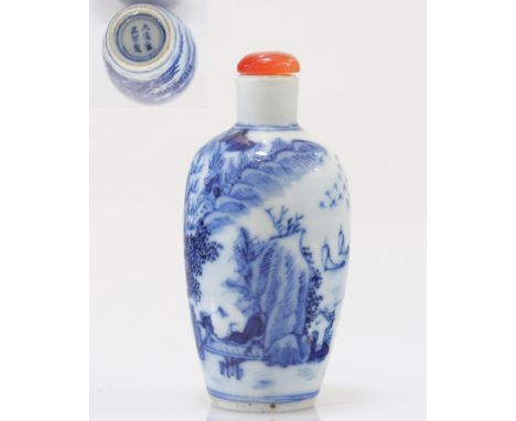 "blanc-bleu" porcelain snuff box Qing period landscape decor - Weight:  32 g - Region: Chine - Sizes: H=80mm D=40mm - Conditi