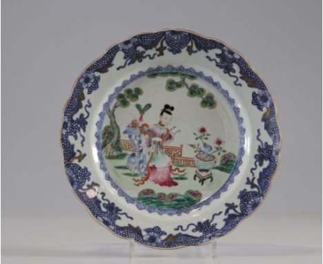 Large 18th century famille rose porcelain plate decorated with a woman - Weight:  650 g - Region: Chine - Sizes: D=280mm - Co