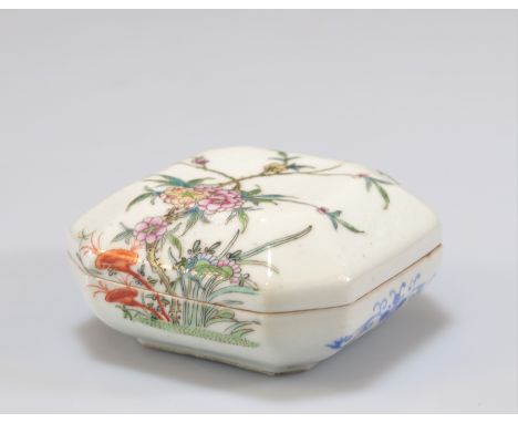 Covered box in famille rose porcelain decorated with flowers - Weight:  207 g - Region: Chine - Sizes: L 90 mm H 45 mm - Cond
