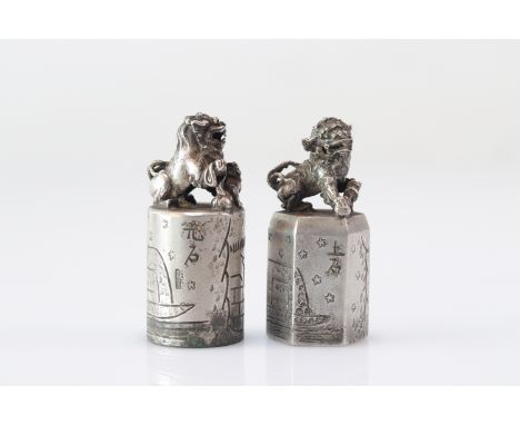 Rare pair of Qing period Chinese silver seals surmounted by Fo dogs - Weight:  390 g - Region: Chine - Sizes: 1 sceau= H=65mm