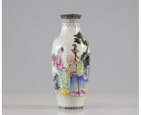 Porcelain vase of the pink family decorated with characters and Lao cabbage, republic period - Weight:  230 g - Region: Chine