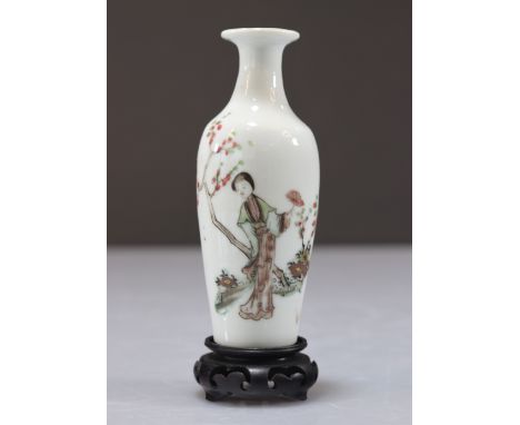 Porcelain vase decorated with a woman circa 1900 - Weight:  180 g - Region: Chine - Sizes: H (hors socle) 134 mm - Condition: