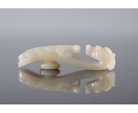 White jade fibula carved with a dragon's head and a Qing dynasty qilong - Weight:  57 g - Region: Chine - Sizes: L 92 mm - Co