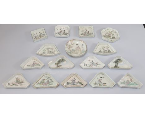 Important lot of porcelain dishes decorated with characters - Weight:  1.50 kg - Region: Chine - Sizes: Divers - Condition: a
