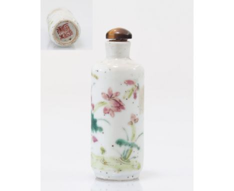 Qing period famille rose porcelain snuff box - Weight:  41 g - Region: Chine - Sizes: H 80 mm D 30 mm - Condition: at first s