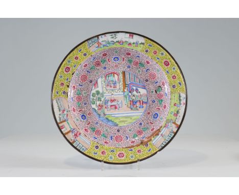 Canton enamel dish decorated with figures. Qing period - Weight:  920 g - Region: Chine - Sizes: H=50mm D=405mm  - Condition: