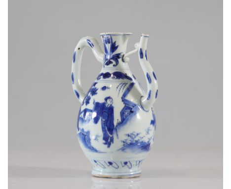 EWER in Turkish form in blue and white porcelain of characters in landscapes. China, Transition period, 17th century - Weight