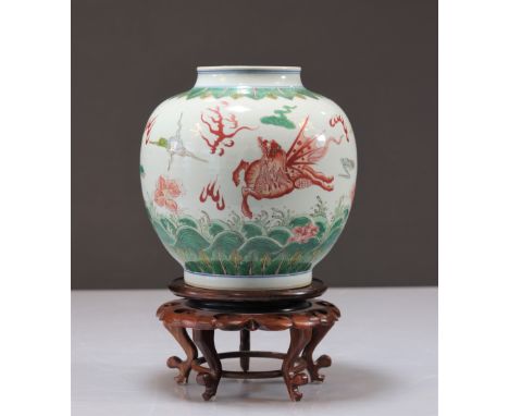 Chinese porcelain ball vase with Qing period dragon decoration - Weight:  1.54 kg - Region: Chine - Sizes: Avec socle H=290mm