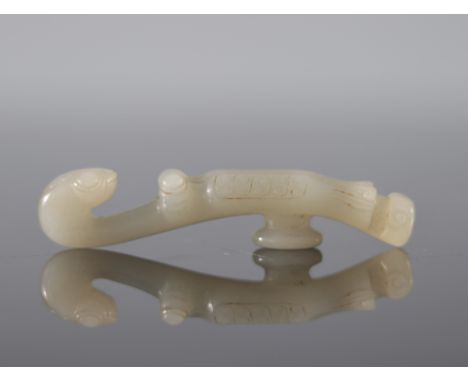 Fibula in white jade finely carved Qing dynasty 18th century - Weight:  28 g - Region: Chine - Sizes: L 87 mm - Condition: at