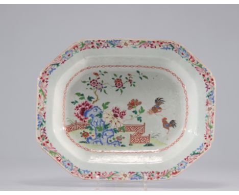 Porcelain dish from the famille rose decorated with 18th century roosters - Weight:  1.70 kg - Region: Chine - Sizes: H=65mm 