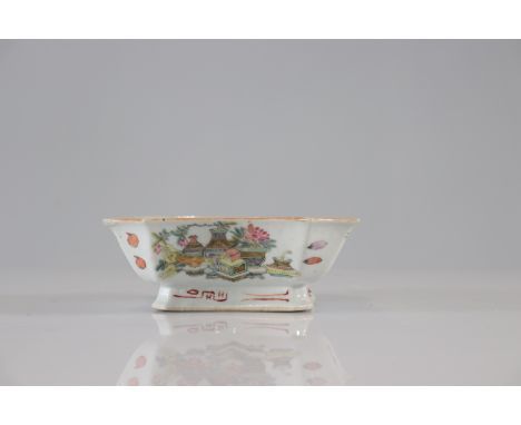 Porcelain cup of the "famille rose" decorated with furniture - Weight:  400 g - Region: Chine - Sizes: H=60mm L=170mm - Condi