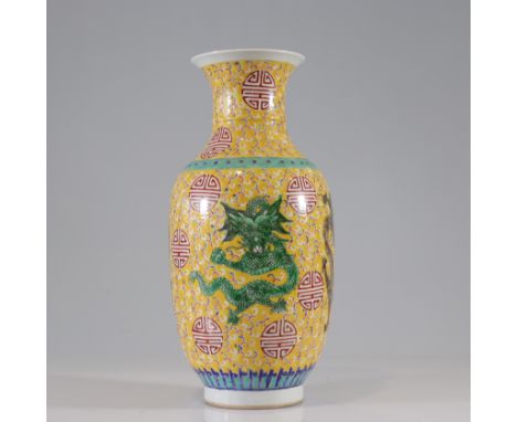 Porcelain vase decorated with dragons - Weight:  2.90 kg - Region: Chine - Sizes: H=420mm L=210mm - Condition: at first sight