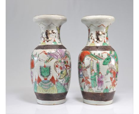 Pair of Nanjing porcelain vases - Weight:  6.80 kg - Region: Chine - Sizes: 1 vase= H=440mm L=200mm - Condition: at first sig