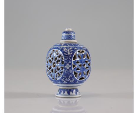 Blanc-bleu porcelain snuffbox with openwork and removable decoration of Qing period butterflies. The inside of the snuff box 