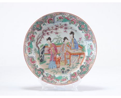 Large famille rose dish decorated with women in the 18th century garden - Weight:  900 g - Region: Chine - Sizes: D=305mm - C
