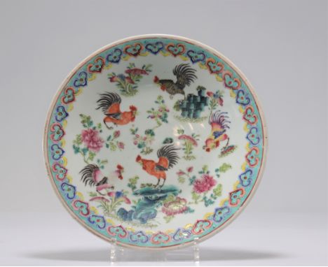 Porcelain plate of the "famille rose" decorated with roosters - Weight:  1.21 kg - Region: Chine - Sizes: D=295mm - Condition