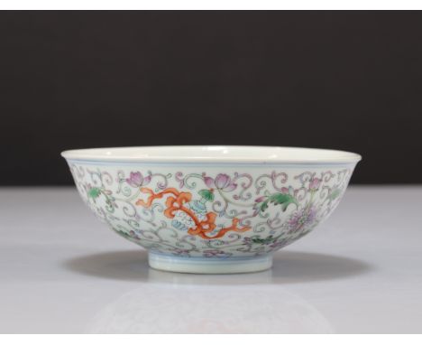 Important famille rose porcelain bowl decorated with bats - Weight:  266 g - Region: Chine - Sizes: H 62 mm D 160 mm - Condit