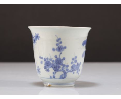 Chinese porcelain white blue brand Kangxi - Weight:  226 g - Region: Chine - Sizes: H 105 mm D 110 mm - Condition: top edge b