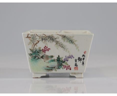 Artist's porcelain famille rose planter artist's decor - Weight:  550 g - Region: Chine - Sizes: H=75mm L=110mm - Condition: 