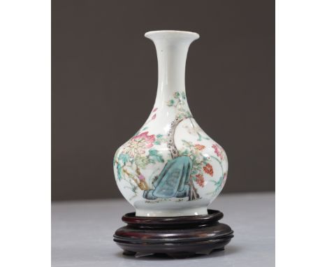 Famille rose porcelain vase with floral decoration - Weight:  374 g - Region: Chine - Sizes: H (hors socle) 140 mm - Conditio