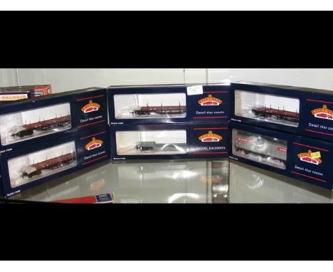 Six boxed Bachmann wagons 