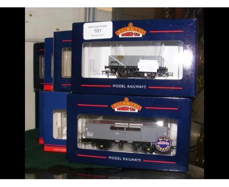 Eight boxed Bachmann wagons 