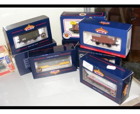 Eight boxed Bachmann wagons 