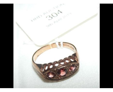 A 9ct gold three stone ring - Size M 