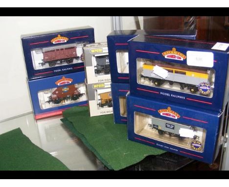 Selection of boxed Bachmann and Wrenn wagons 