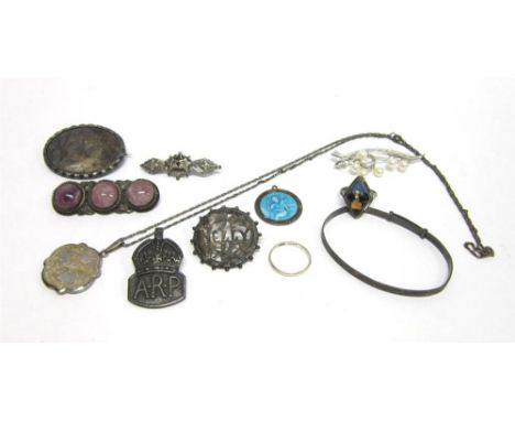 A SMALL COLLECTION OF SILVER AND SILVER COLOURED JEWELLERY comprising: a Victorian 'Nelly' name brooch; two other Victorian b