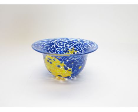 A KOSTA BODA ART GLASS BOWL by Ulrica Hayden Vallien. Decorated with a blue and yellow textured mottle pattern on the externa