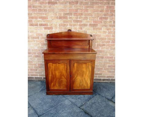 A VICTORIAN MAHOGANY CHIFFONIER the raised backrest with shelf over and fitted with single drawer above a pair of panelled cu