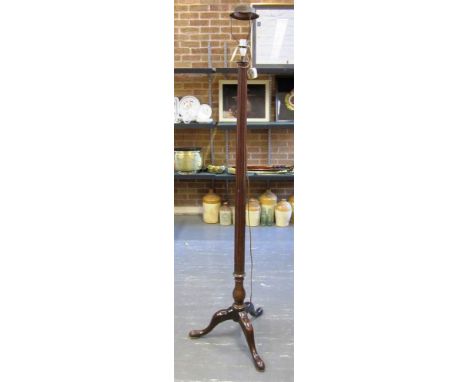 A TALL MAHOGANY FLOOR LAMP with reeded column and on outswept tripod supports, 175cm high