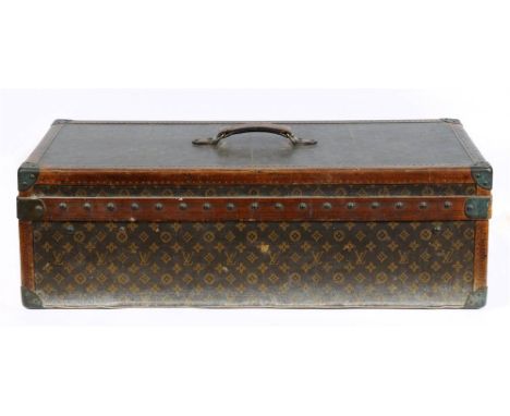 A LOUIS VUITTON LEATHER-BOUND TRAVELLING LIBRARY TRUNK circa 1910, the side-hinged top opening to reveal a felt-lined interio