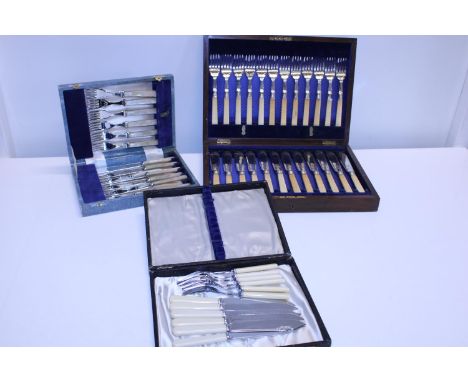 A selection of vintage boxed cutlery 