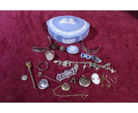 A Wedgewood Jasperware trinket dish with contents of costume jewellery and scrap silver 