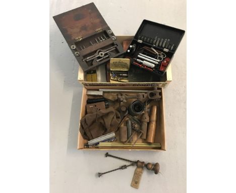 2 boxes of vintage engineering tools together with 2 vintage boxwood Archimedes twist drills. To include a vice, a pouch of p