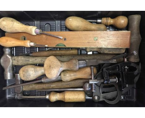 A tray of vintage tools to include hammers, screwdrivers, dividers, a small vice and a level.