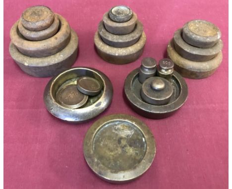 A collection of vintage weights, 19 in total. To include brass examples.