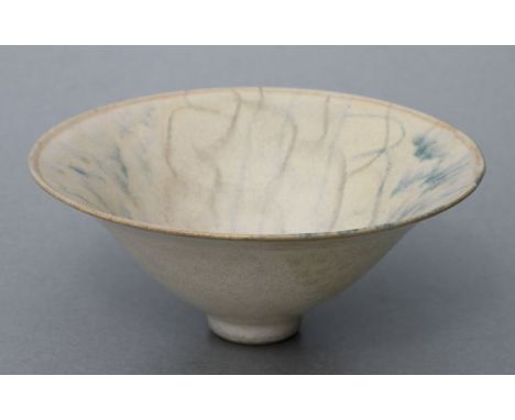 A Studio pottery bowl in the manner of Lucie Rie, 17cms diameter.