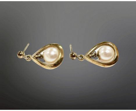 A pair of 9ct gold cultured pearl earrings with post fittings.  CONDITION REPORT: 2.6g