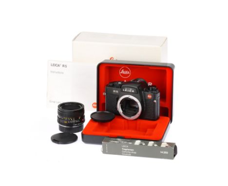 A Leica R5 35mm SLR Camera, black, body G-VG, shutter working, LEDs in viewfinder illuminate, in maker's box, together with a