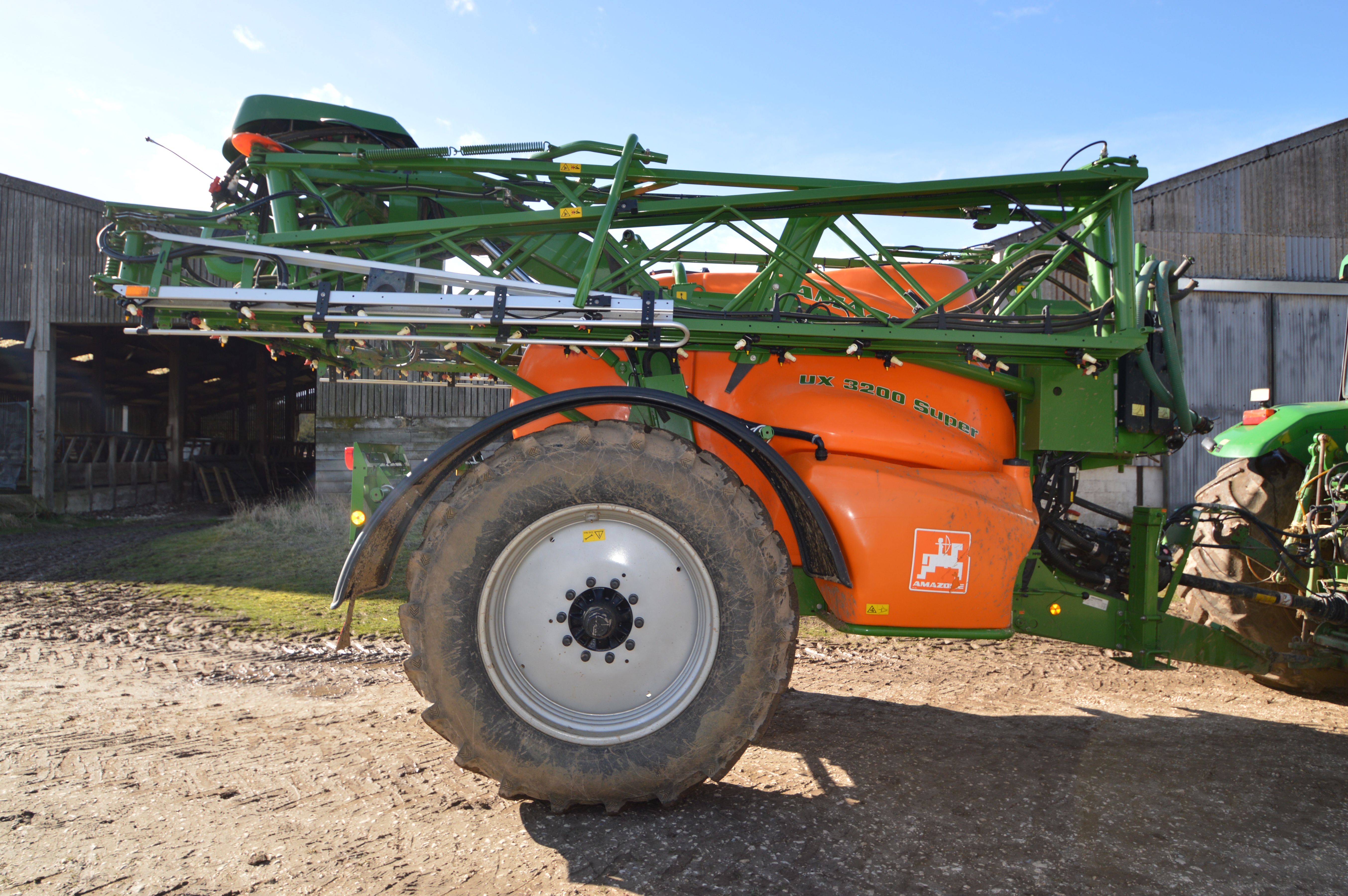 AMAZONE UX3200 TRAILER SPRAYER 24M (2014)