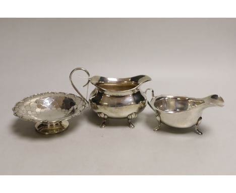 A George V silver cream jug, a George V silver sauceboat and a George V silver circular scale work bon bon bowl, 12.8oz.