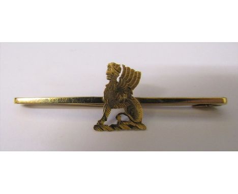 9ct gold stick brooch with yellow metal mythical creature centre piece total weight 2.5 g